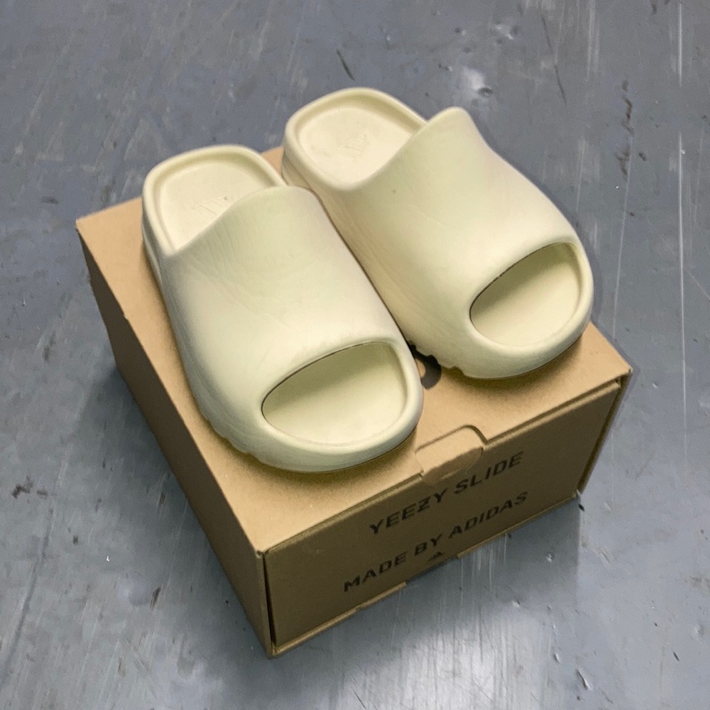 Yeezy Slide Kids “Bone”